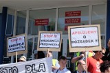 Protest mieszkańców ul. Angielskiej przed Urzędem Miejskim. Adam Poliński wyszedl do protestujących (zdjęcia, wideo)