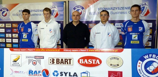 Nowi we Wdzie wraz z trenerem. Stoją od lewej: Patryk Urbański, Krzysztof Szal, Marcin Olejniczak, Grzegorz Brzeziński i Mateusz Kordowski.