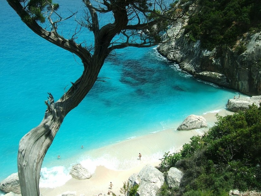 Cala Gorolitze - plaża położona na wschodnim brzegu włoskiej...