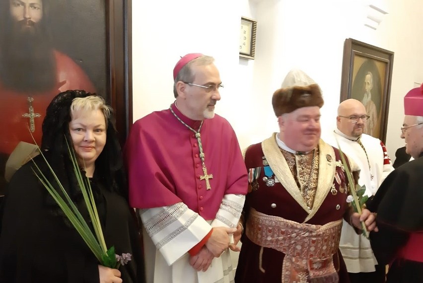 Wielki Tydzień w Ziemi Świętej. Spotkanie krakowskich braci kurkowych z patriarchą Jerozolimy Pierbattistą Pizzaballą