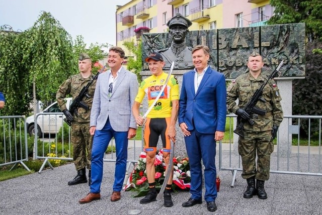 Andrzej Sypytkowski (pierwszy od prawej) pomysłodawca wyścigu Szlakiem Walk majora Hubala i jego dyrektor