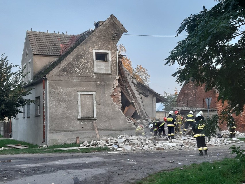 Mieszkańcy Czarnowa oraz miejscowi strażacy pomagali...