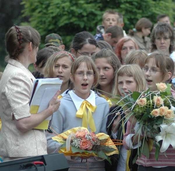 Uczniowie lubieniowskiej podstawówki w minionym tygodniu hucznie witali absolwentów szkoły, którzy przyjechali na jubileusz