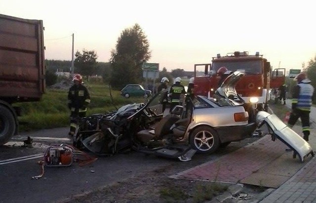Zmasakrowany samochód marki audi. 21-letni kierowca tego pojazdu z niewiadomych przyczyn zjechał na przeciwny pas ruchu i wbił się w TIR-a.