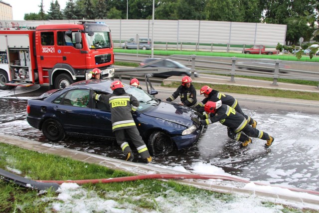 Wypadek na Sosabowskiego. TIR zahaczył o Audi. Pojazd dachował