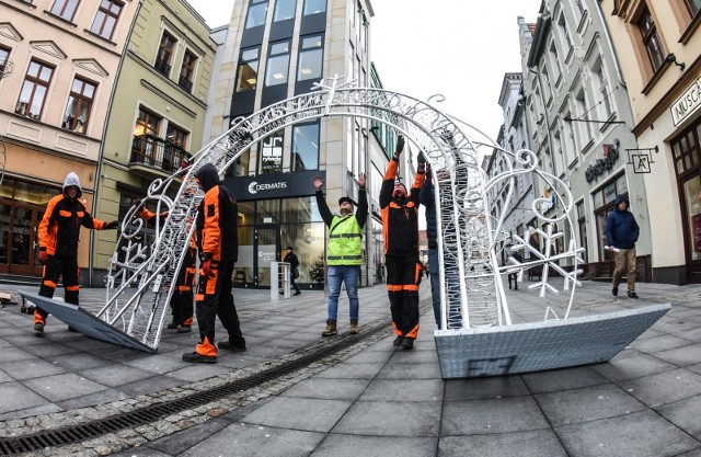 Już w piątek przy ul. Mostowej w Bydgoszczy zacznie działać tegoroczny jarmark bożonarodzeniowy. Ostatnie przygotowania do niego trwają. Tak samo jak dekorowanie miasta na nadchodzące święta. Zobaczcie, jak wygląda centrum Bydgoszczy!Przygotowania do bydgoskiego jarmarku świątecznego idą pełną parą - rozpocznie się w najbliższy piątek przy Mostowej i potrwa do 23 grudnia. Znajdziemy na nim około 20 straganów ze zróżnicowaną ofertą. W pobliżu jarmarku będą się także odbywały wydarzenia artystyczne. Stanie też karuzela wiedeńska, z której będzie można korzystać za darmo. Więcej na ten temat tutaj:Jarmark świąteczny w Bydgoszczy po nowemu. Jedyny taki w Polsce [kiedy, atrakcje]Flesz - Koniec L4 wchodzą teraz e-zwolnienia.