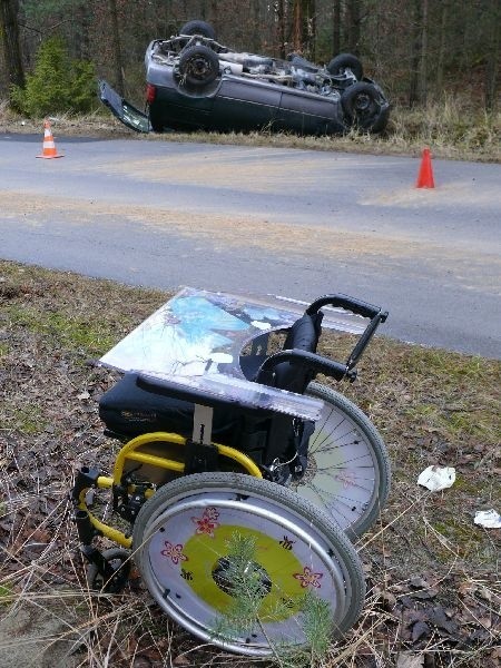 Po jednej stronie drogi powiatowej Końskie &#8211; Oleszno stał wózek inwalidzki dziewczynki, po drugiej wywrócony do góry kolami nissan serena.