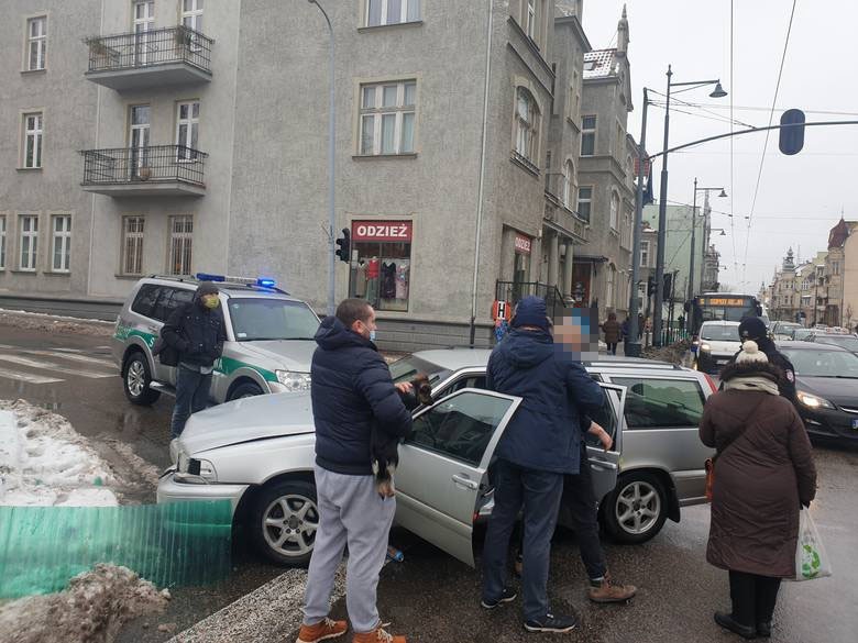Zatrzymano sprawcę kolizji na alei Niepodległości w Sopocie. Był pod wpływem alkoholu. W środku auta satanistyczne symbole