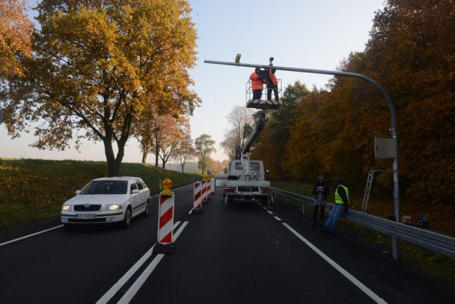 Piraci drogowi niech mają się na baczności. Na kolejnych polskich drogach pojawiają kamery mierzące prędkość na konkretnych odcinkach. By nie wrócić z podróży z mandatem sprawdźcie gdzie lepiej zdjąć nogę z gazu. Podpowiadamy.Aby przejść do listy odcinkowych pomiarów prędkości kliknij strzałkę w prawo na zdjęciu lub na klawiaturze.