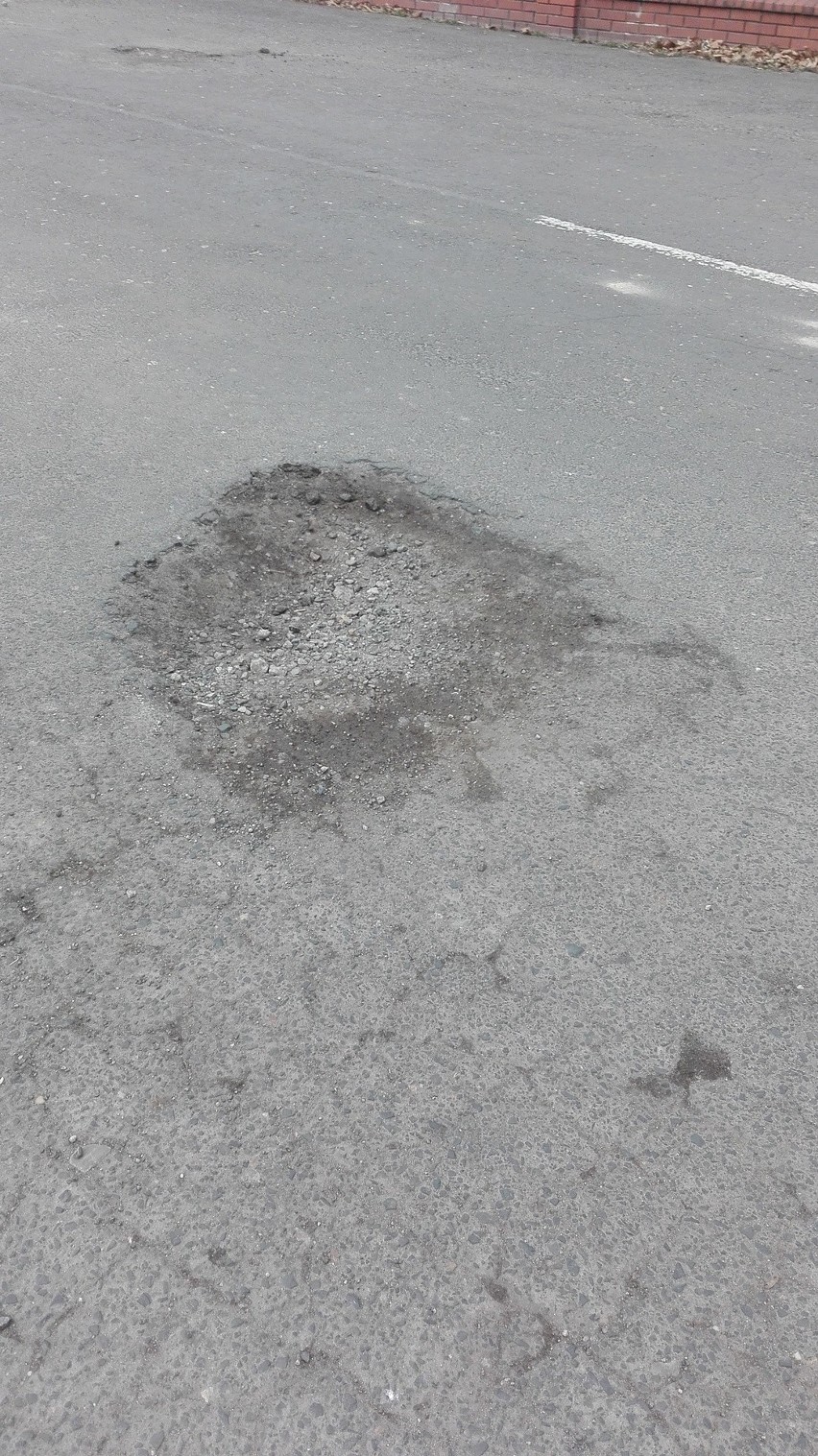 Mysłowice: dziury na parkingu przy Centralnym Muzeum Pożarnictwa. Jest szansa na remont nawierzchni na Słupnej ZDJĘCIA