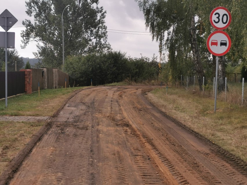 Ruszyły prace modernizacyjne drogi gminnej na terenie wsi Zbrzeźnica i Bacze Mokre. Koszt inwestycji to blisko 4 mln złotych [ZDJĘCIA]