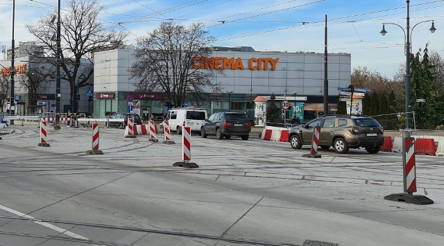 Od poniedziałku 16 stycznia samochody kierujące się z ulicy Odrodzenia w Czerwoną Drogę przejeżdżają przez środek skrzyżowania na placu NOT-u