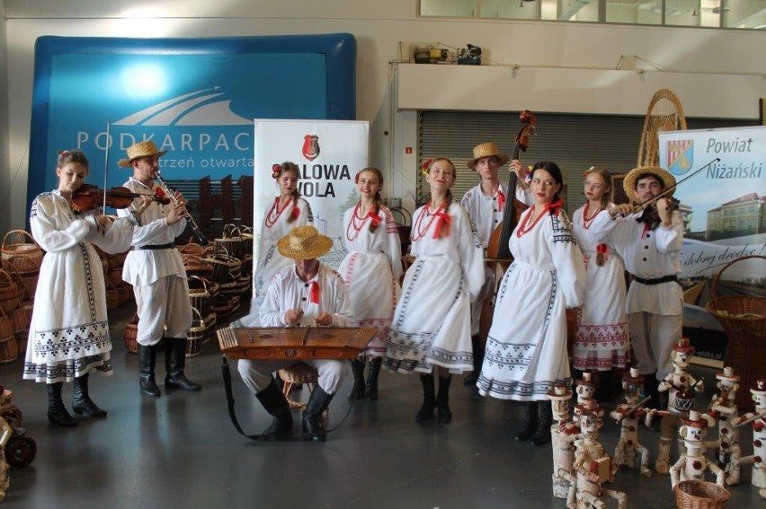 Grupa plecionkarzy z Rudnika nad Sanem na Światowym Festiwalu Wikliny i Plecionkarstwa w Poznaniu. Zobacz zdjęcia