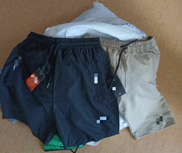 Drobna część ubrań przejętych przez koneckich policjantów