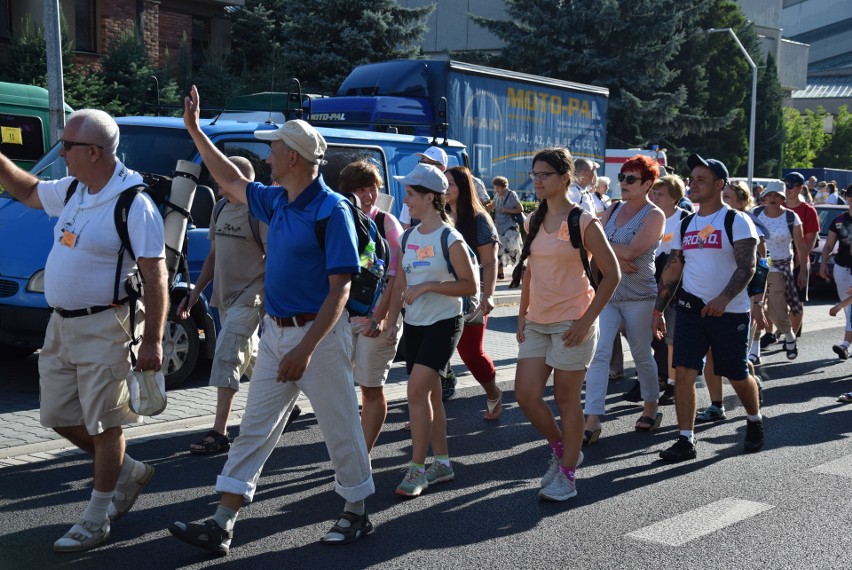 Oświęcimscy pątnicy w pięciu grupach z dekanatów:...