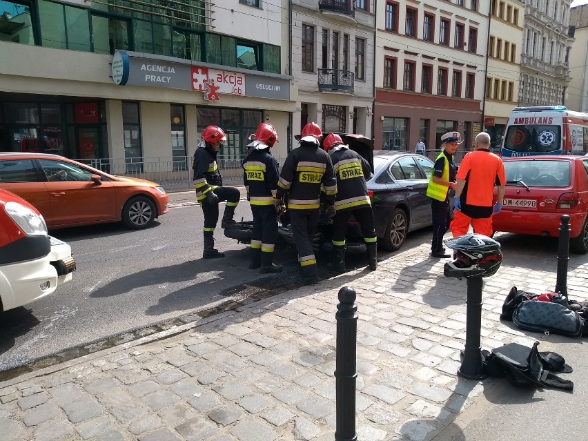 Wypadek w centrum Wrocławia. Motocykl wbił się pod BMW [ZDJĘCIA]