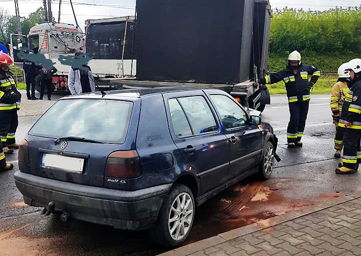 Volkswagen wbił się w przyczepę ciężarówki. Jedna ranna osoba w szpitalu