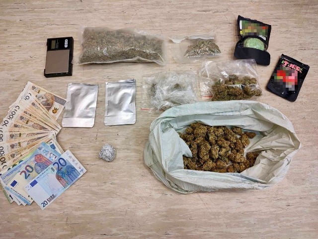 Policjanci z bydgoskiego wydziału narkotykowego zabezpieczyli ponad pół kilograma narkotyków i 10 tysięcy złotych.