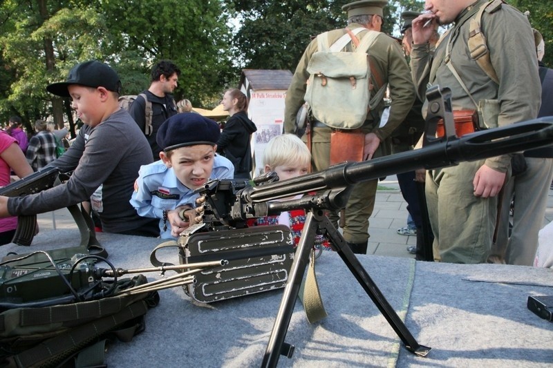 Piknik historyczny przed łódzką katedrą [zdjęcia]