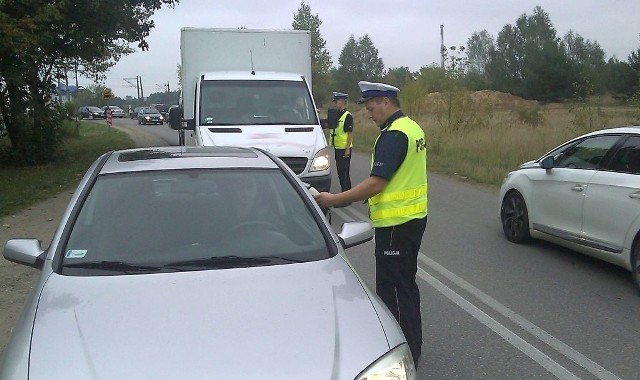 Wczoraj policjanci białostockiej drogówki kontrolowali trzeźwość kierowców poruszających się po terenie miasta. Wszystko w ramach cyklicznych działań „Trzeźwy poranek”, które mają na celu eliminowanie z ruchu kierujących, którzy decydują się na jazdę pod wpływem alkoholu. Podczas niespełna 2 godzin akcji mundurowi sprawdzili stan trzeźwości blisko 350 kierowców. Okazało się, że spośród nich 4 wsiadło za kierownicę po spożyciu alkoholu.