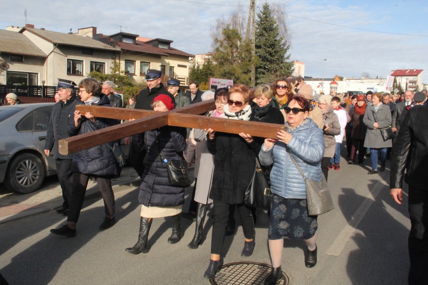 Ulicami Brzezin przeszła XXV Droga Krzyżowa. Wierni modlili się przy 14. stacjach