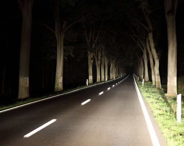 Bezpieczna jazda nocąJazda samochodem w nocy jest wyzwaniem nawet dla doświadczonych kierowców. Oprócz ograniczonego pola widzenia, kierowca musi poradzić sobie ze zmęczeniem, sennością oraz oślepiającymi światłami innych samochodów.Fot. Skoda