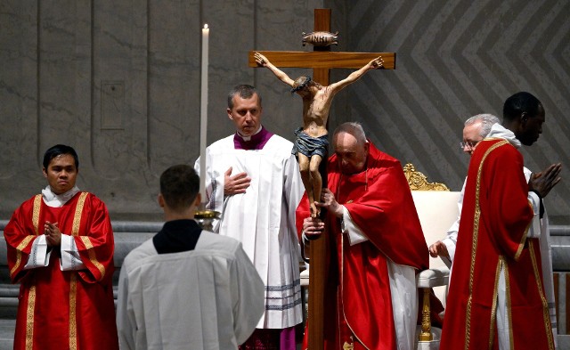 W Wielki Piątek, w ostatniej chwili, papież zrezygnował z udziału w Drodze Krzyżowej w Koloseum.