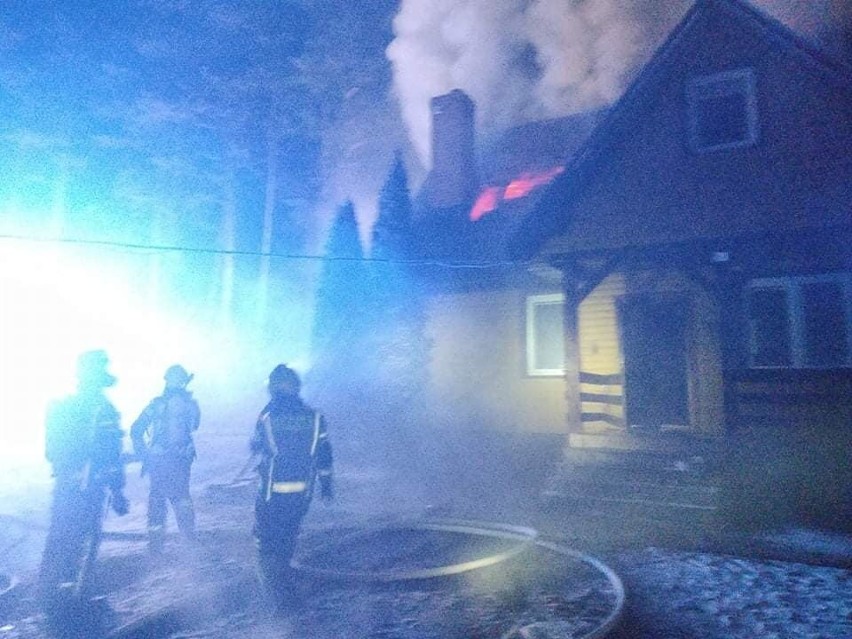 Chraboły. 28 strażaków gasiło pożar drewnianego domu