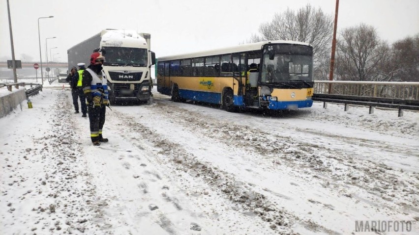 Wypadek autobusu przewożącego dzieci. Na obwodnicy Opola pojazd zderzył się z ciężarówką. Droga jest zablokowana