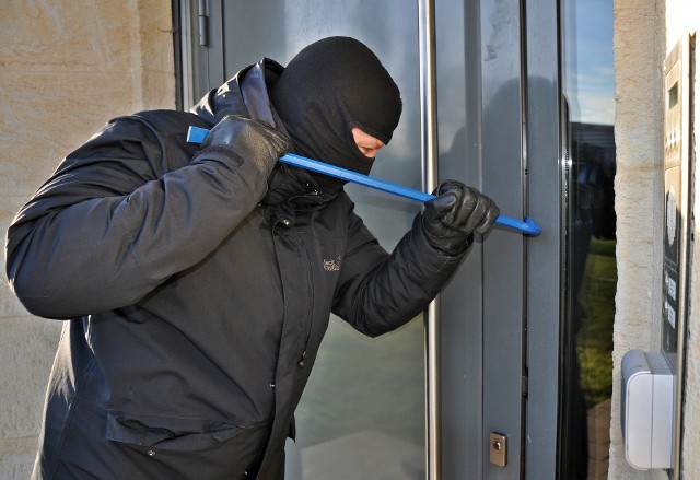 Trzech mieszkańców Włocławka ukradło złom z niezamieszkałej posesji w powiecie radziejowskim. Zostali zatrzymani przez policję.