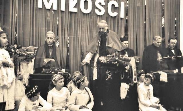 Arcybiskup Karol Wojtyła (na zdjęciu drugi od prawej) unikał rozgłosu. Podczas uroczystości koronacji Matki Bożej Pięknej Miłości usiadł na szarym końcu