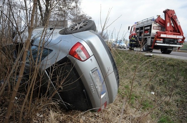 Audi A3 dachowało w Przemyślu25-letnia mieszkanka gminy Radymno trafiła do szpitala, gdzie pozostaje pod opieką lekarzy. Jak udało nam się ustalić, kierująca audi była trzeźwa.