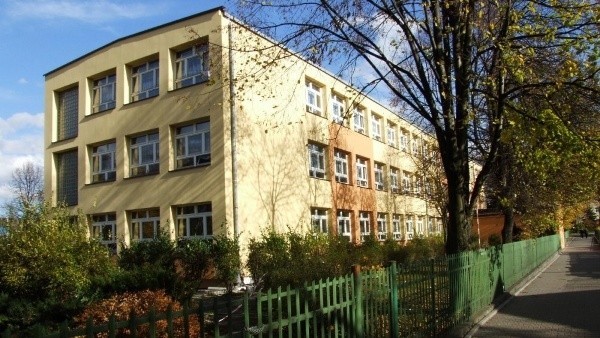 Szkoła Podstawowa nr 2 w Krzeszowicach jest zbyt ciasna. Czeka na rozbudowę, która ma się rozpocząć tego lata