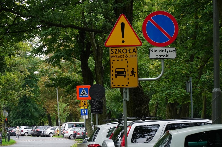 Znaki drogowe mają zwrócić uwagę kierowcy na możliwe...
