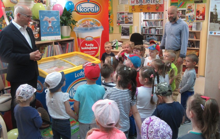 Nowy Sącz. Dyrektor i sportsmenki czytali dzieciom bajki w bibliotece [ZDJĘCIA]