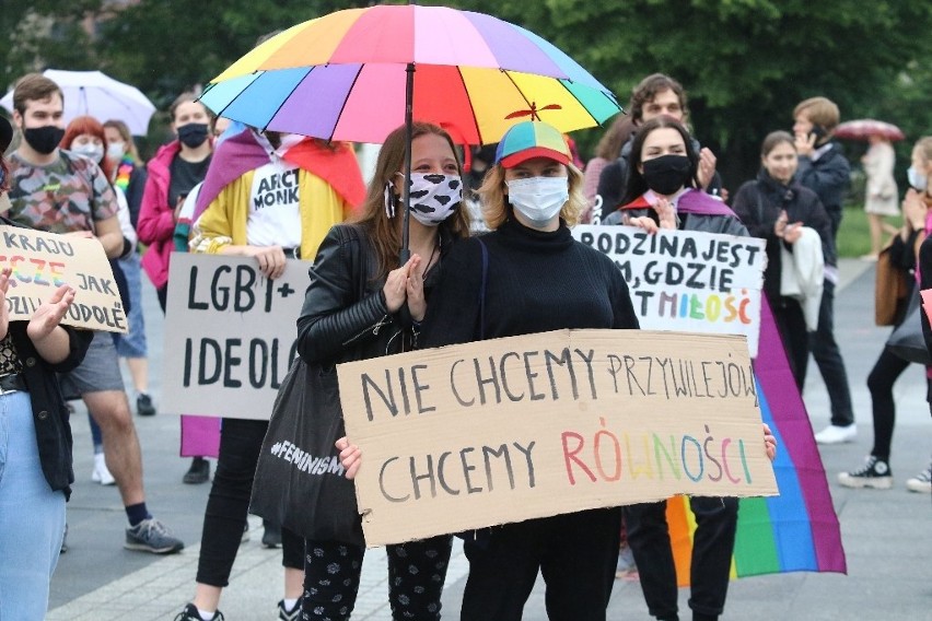 "Nie jesteśmy ideologią". Protest LGBT we Wrocławiu