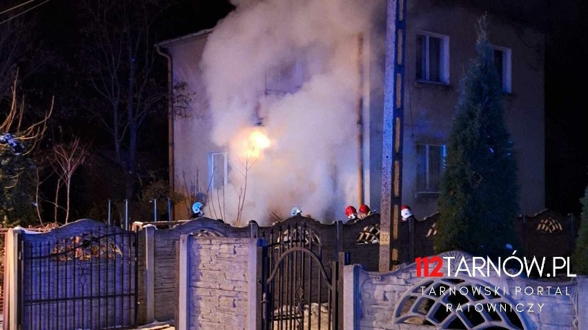 Strażacy przez kilka godzin gasili pożar budynku komunalnego w gminie Radłów. Dwie rodziny z Zabawy musiały opuścić swoje mieszkania 