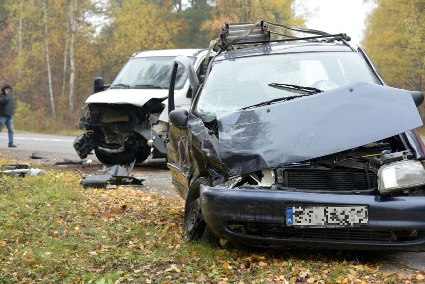 Ul. Ciołkowskiego. Zderzenie sharana z iveco z butlami z gazem (zdjęcia)