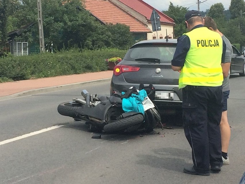 Stary Sącz. Zderzenie skutera z samochodem osobowym. Kierowca w szpitalu