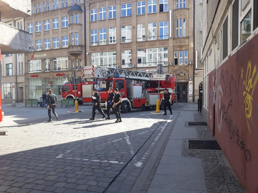 Pożar w budynku przy wrocławskim Rynku [ZDJĘCIA]