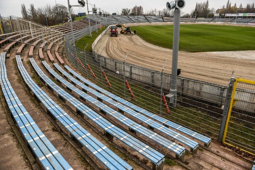 Usypywanie nowej nawierzchni toru żużlowego na stadionie im....