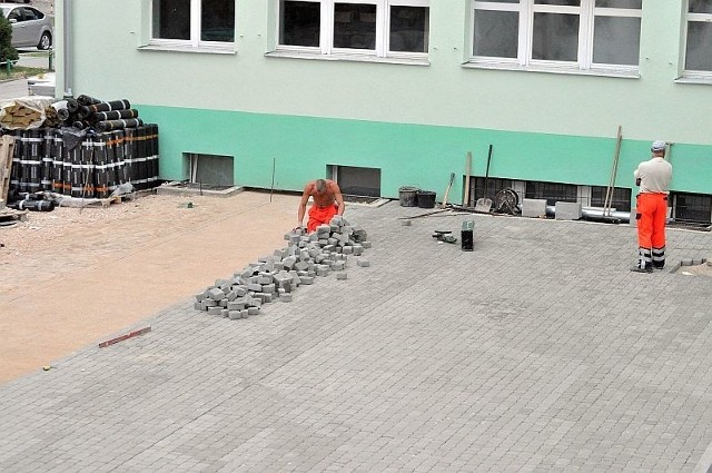 Uczelniany parking jest wykładany kostką brukową. Po zakończeniu prac teren ten będzie monitorowany.