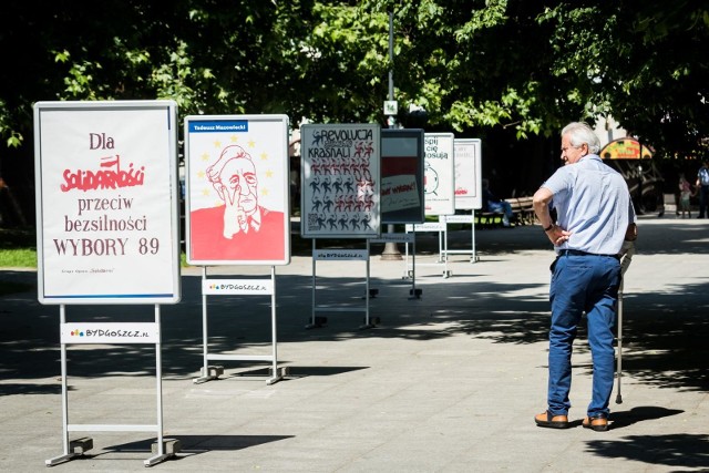 W poniedziałek, 3 czerwca, otwarto wystawę plakatów i druków z kolekcji Jerzego Brukwickiego w Parku Kazimierza Wielkiego. Autor jest cenionym krytykiem sztuki, kuratorem wystaw, dziennikarzem i wieloletnim szefem warszawskiej Galerii Krytyków Poka. W latach 80. współtworzył ruch kultury niezależnej, jest autorem artykułów o plakacie, sztuce najnowszej oraz grafice „Solidarności” z lat 1980-89.Info Flash #17