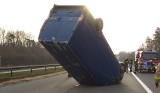 Wypadek na autostradzie A4 niedaleko Olszowej. Kierowca fiata ducato zasnął za kierownicą i dachował