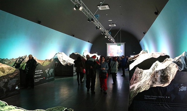 Turyści, którzy od niedzieli odwiedzają Centrum Górskie "Korona Ziemi" w Zawoi, mogą zobaczyć makiety najwyższych szczytów na każdym kontynencie oraz model... Babiej Góry