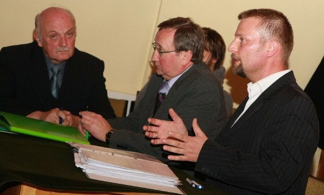 Remigiusz Lorenz (z prawej) ma 35, od czterech lat jest wicestarostą. Pełnomocnikiem jego komitetu jest Zdzisław Dworczak (w środku). Jednym z kandydatów na radnych z jego komitetu jest Stefan Nowak (z lewej).