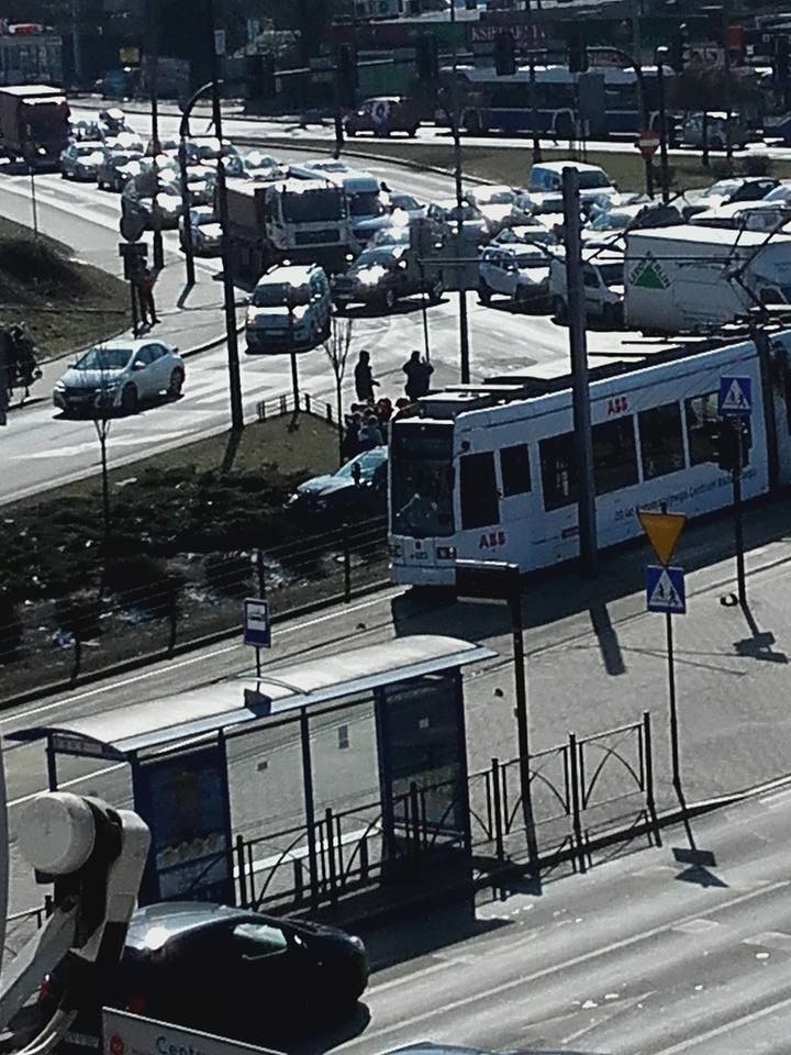 Kraków. Zderzenie samochodu z tramwajem na Rondzie Matecznego, są utrudnienia