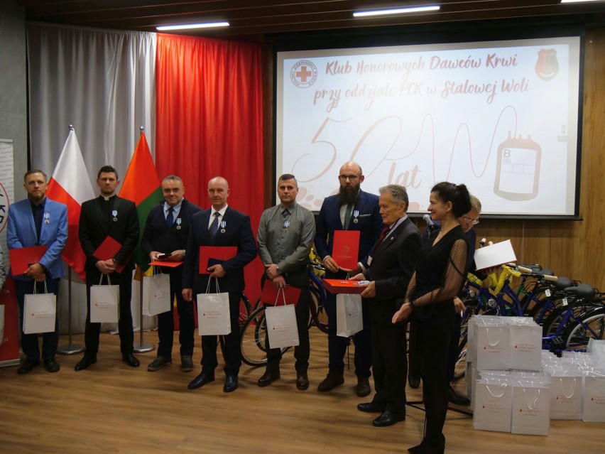 Jubileusz 50-lecia działalności Oddziału Rejonowego PCK w Stalowej Woli. Odznaczono honorowych dawców krwi. Zobacz zdjęcia