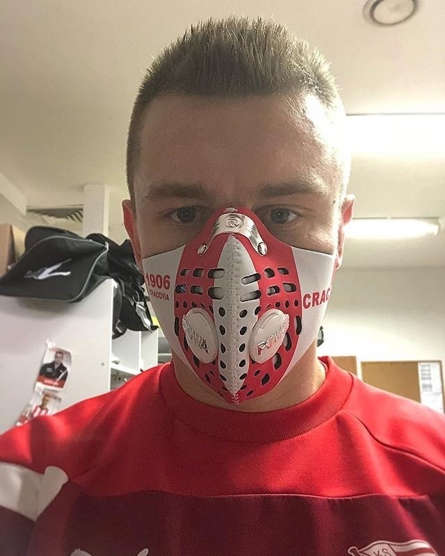 Ołeksij Dytiatjew pochwalił się swoją maską antysmogową na Instagramie