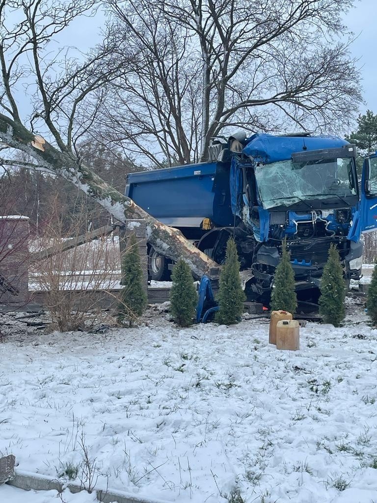 Wypadek w Skrzeszewie 6.12.2021. Ciężarówka wypadła z drogi. 9-latek został przetransportowany helikopterem do szpitala